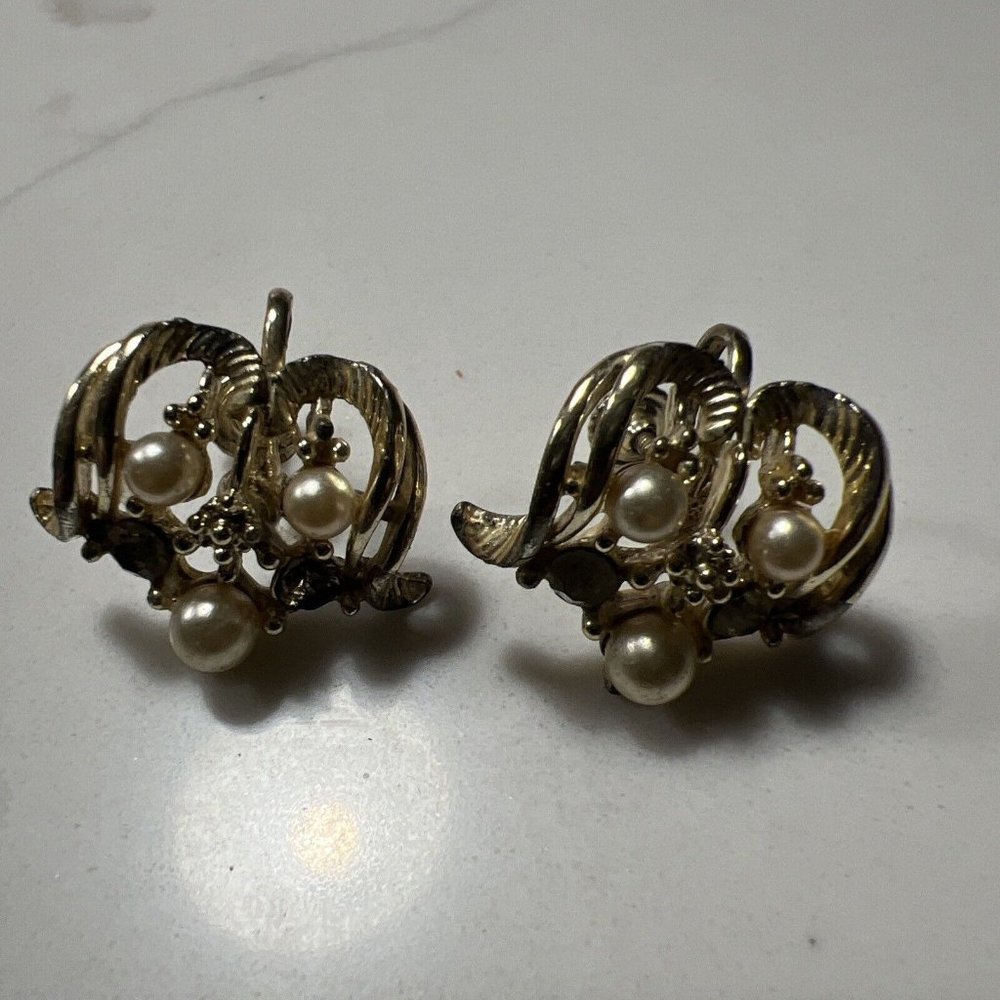 Vintage Gold Tone Filigree Faux Pearl Screw Back earrings 1”